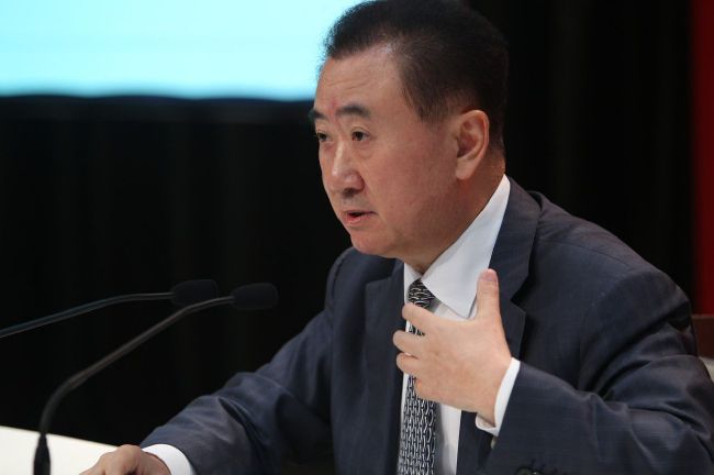《每日体育报》表示，这场失利让巴萨周遭的质疑声变得更嘈杂了。